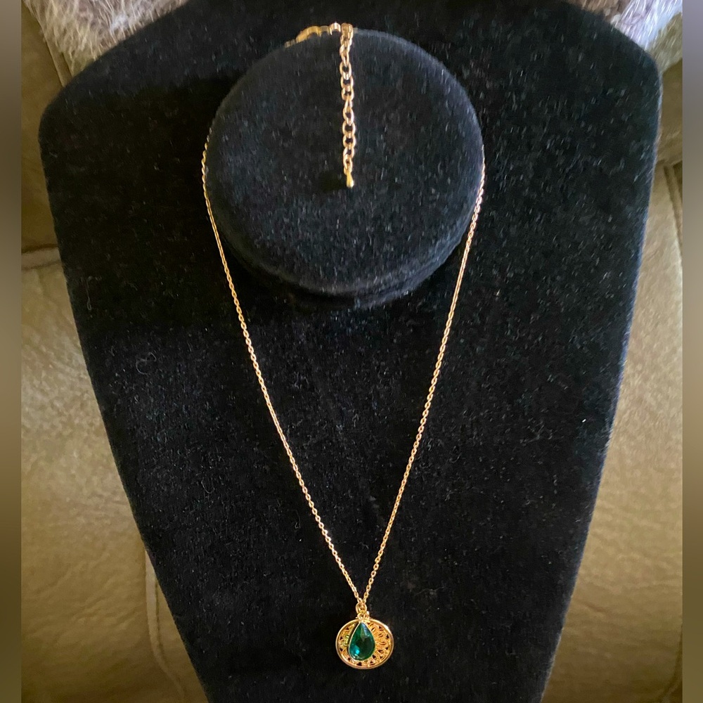 NWOT Stunning simulated Emerald (4.15ctw) Circle Pendant Necklace